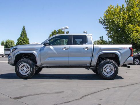 Used 2025 Toyota Tacoma SR5 image 4