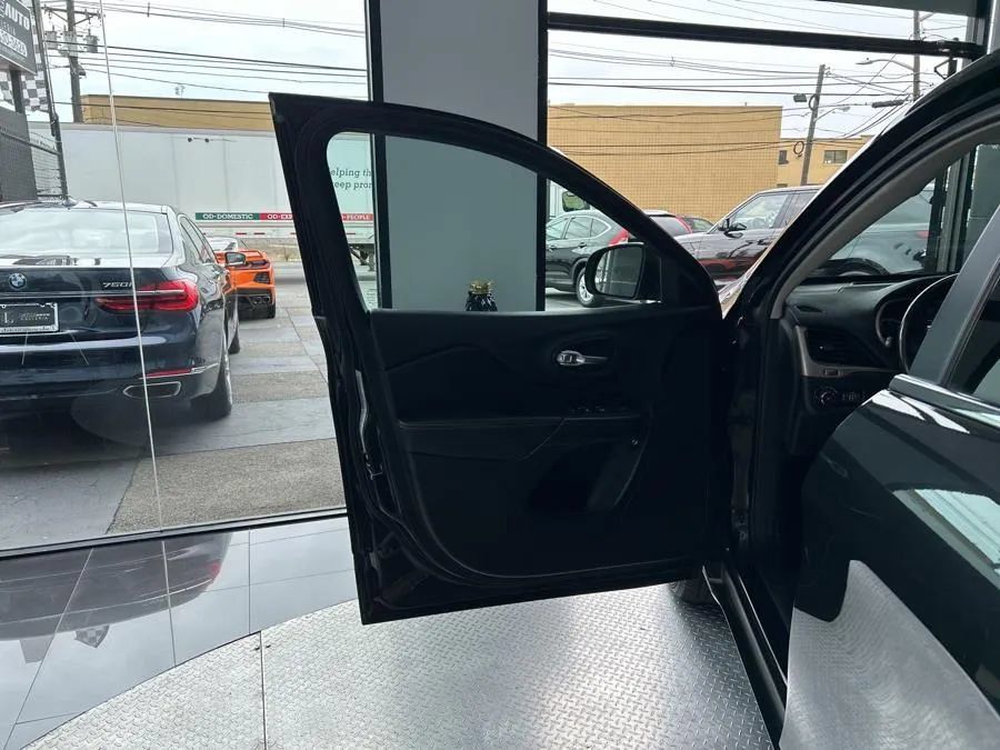 Used 2016 Jeep Cherokee Limited AWD/4WD image 10