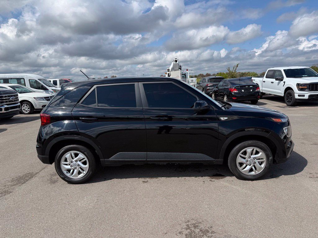 Used 2025 Hyundai Venue SE FWD image 17