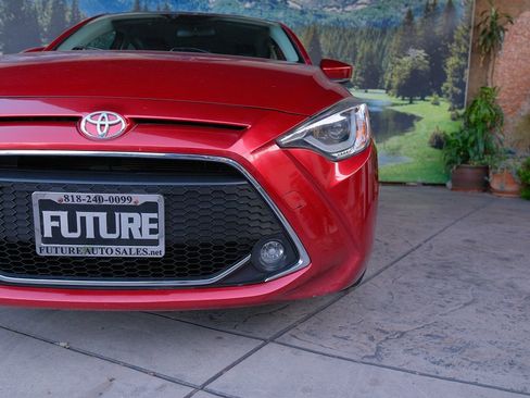 Used 2019 Toyota Yaris XLE image 45