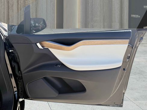 Used 2019 Tesla Model X 75D image 75