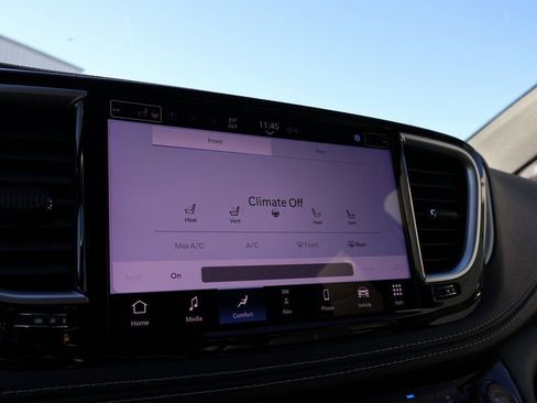 Used 2025 Chrysler Pacifica Limited image 37