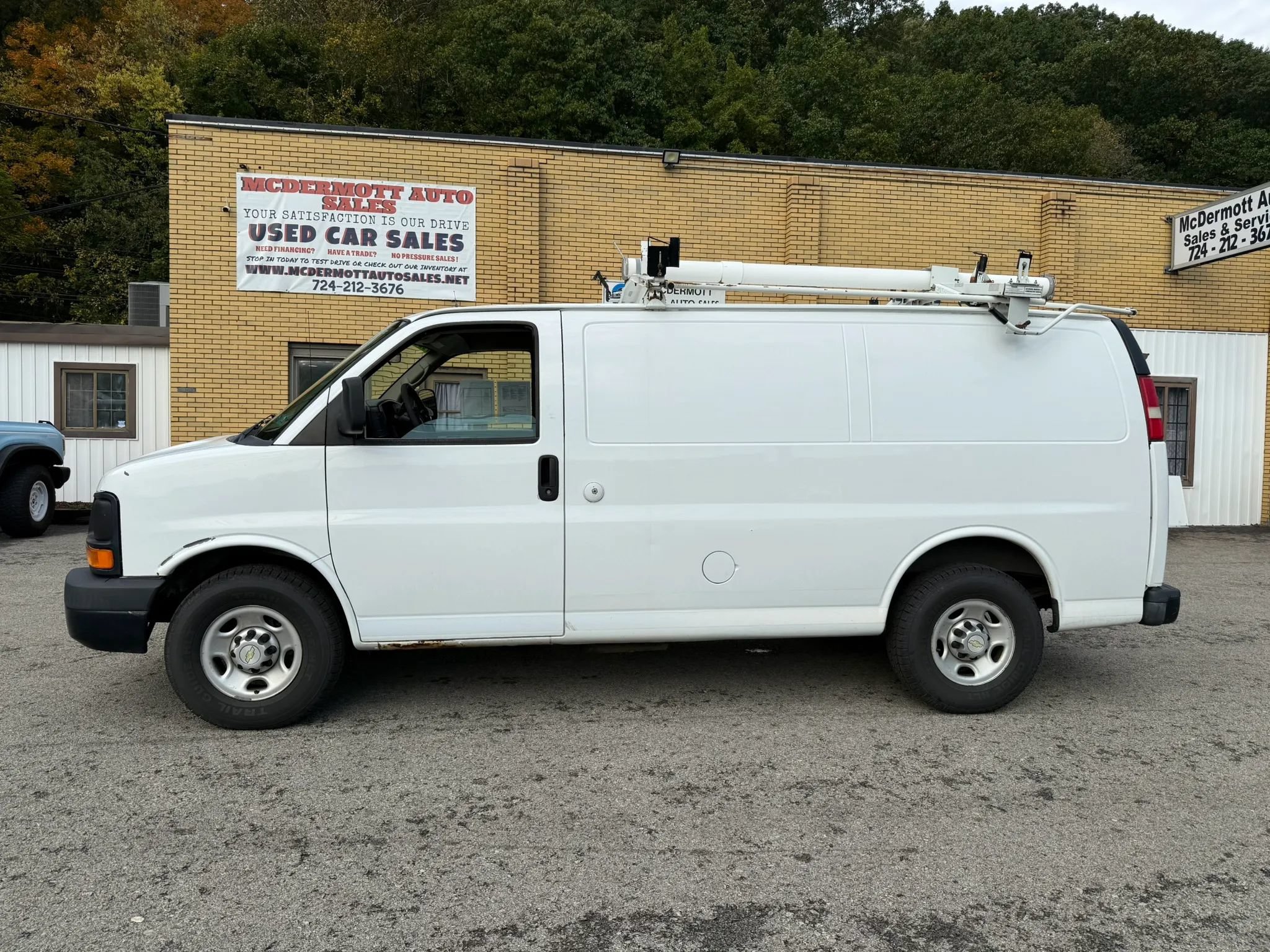Used 2011 Chevrolet Express 2500 RWD image 2