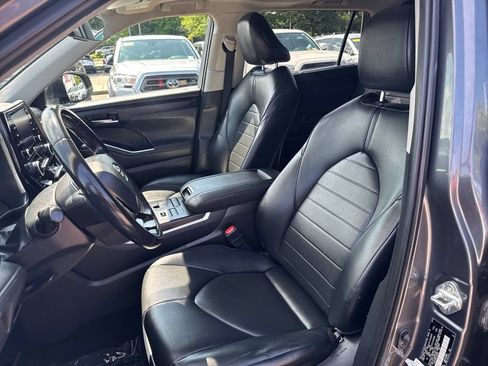Used 2020 Toyota Highlander XLE AWD/4WD image 16