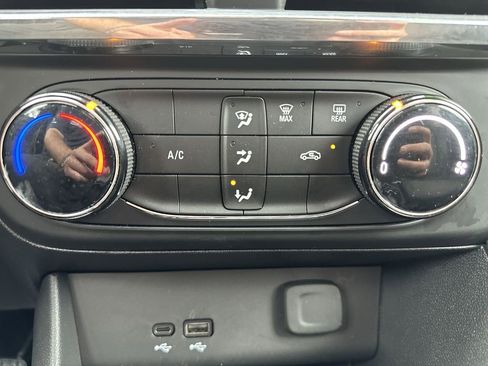 Used 2025 Buick Encore GX Preferred image 28