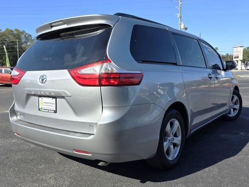 Used 2015 Toyota Sienna LE image 5