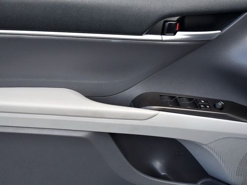 Used 2024 Toyota Camry SE image 9