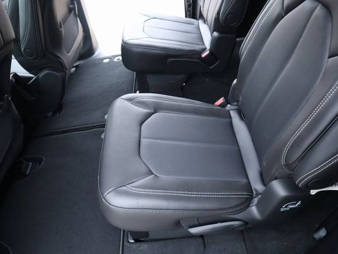 New 2026 Chrysler Pacifica Select AWD/4WD image 12