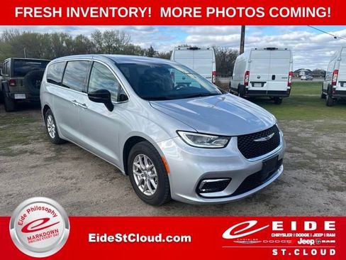 Used 2024 Chrysler Pacifica Touring-L FWD image 1