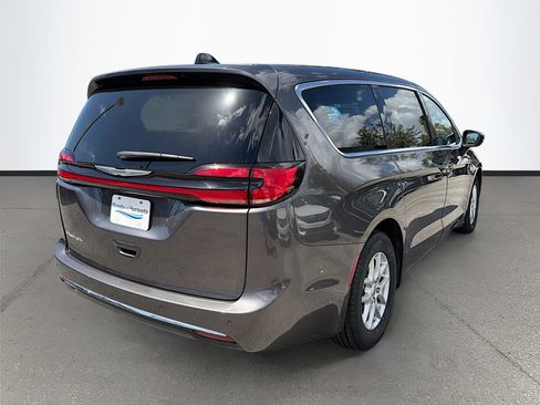 Used 2023 Chrysler Pacifica Touring-L image 4