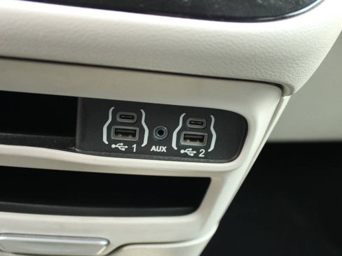 Used 2021 Chrysler Pacifica Touring-L FWD image 32