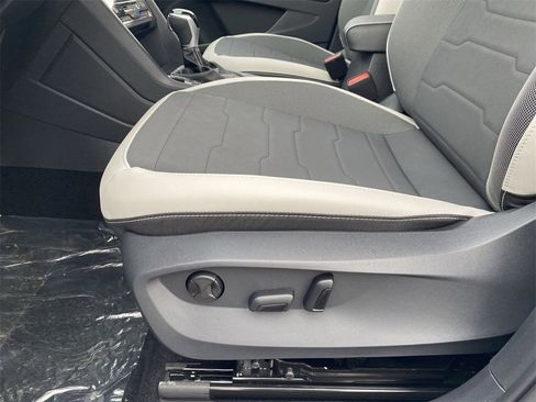 New 2026 Volkswagen Taos SE image 16