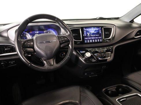 Used 2018 Chrysler Pacifica Touring-L Plus w/ S Appearance Package FWD image 2