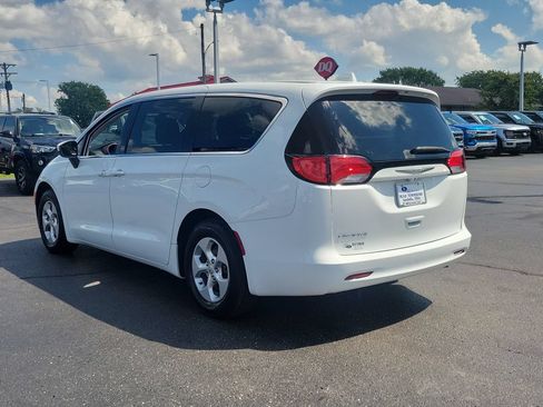 Used 2017 Chrysler Pacifica LX w/ Tire & Wheel Group FWD image 6