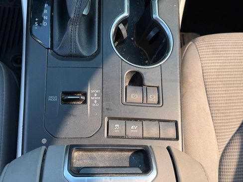 Used 2021 Toyota Highlander LE FWD image 11