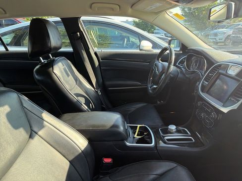 Used 2019 Chrysler 300 Limited AWD/4WD image 4