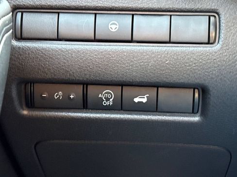 Used 2025 Nissan Rogue SV FWD image 39