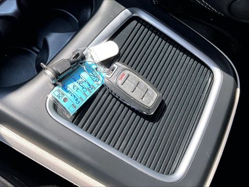 Used 2023 Chrysler Pacifica Touring-L FWD image 14