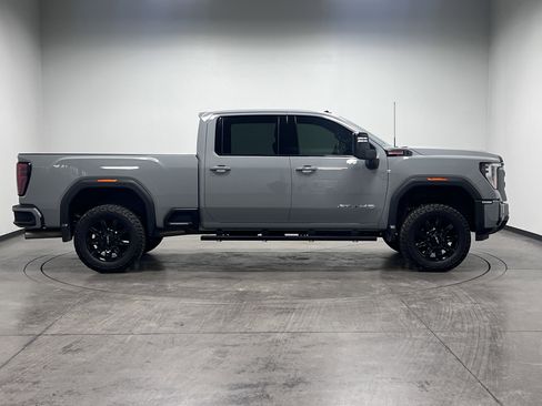 Used 2025 GMC Sierra 2500 AT4 image 9