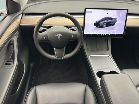 Used 2024 Tesla Model Y 2WD image 10