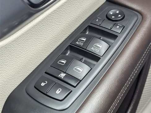 Used 2018 Chrysler Pacifica Touring-L image 18