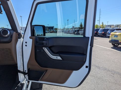Used 2016 Jeep Wrangler Unlimited Rubicon w/ Connectivity Group AWD/4WD image 36