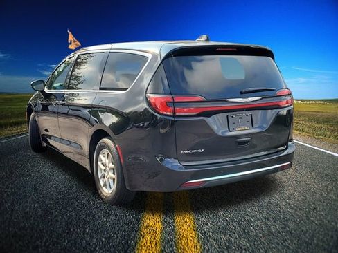 Used 2024 Chrysler Pacifica Touring-L FWD image 28