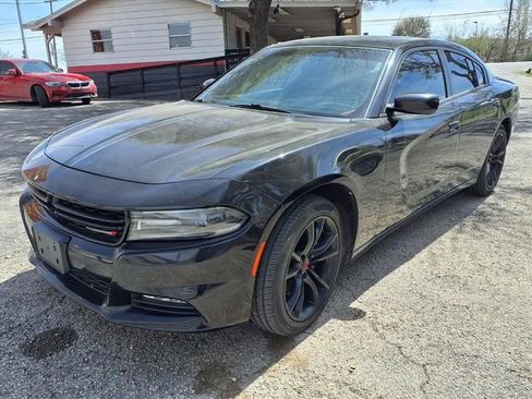 Used 2017 Dodge Charger SXT w/ Rallye Group RWD image 2