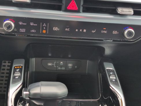 Certified 2025 Kia Sorento SX image 22