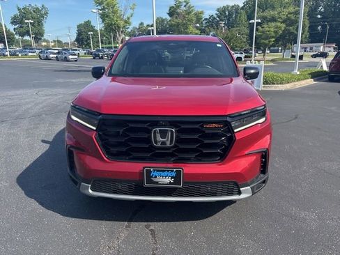 Used 2025 Honda Pilot TrailSport image 5