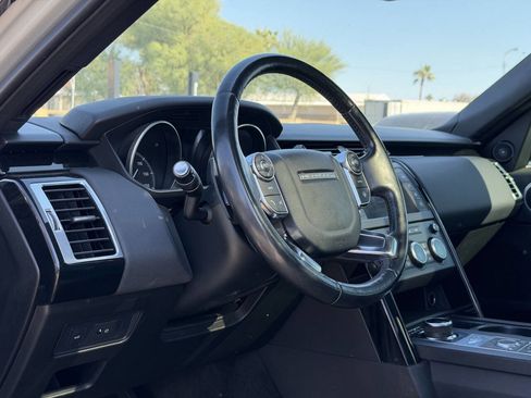 Used 2017 Land Rover Discovery SE image 7