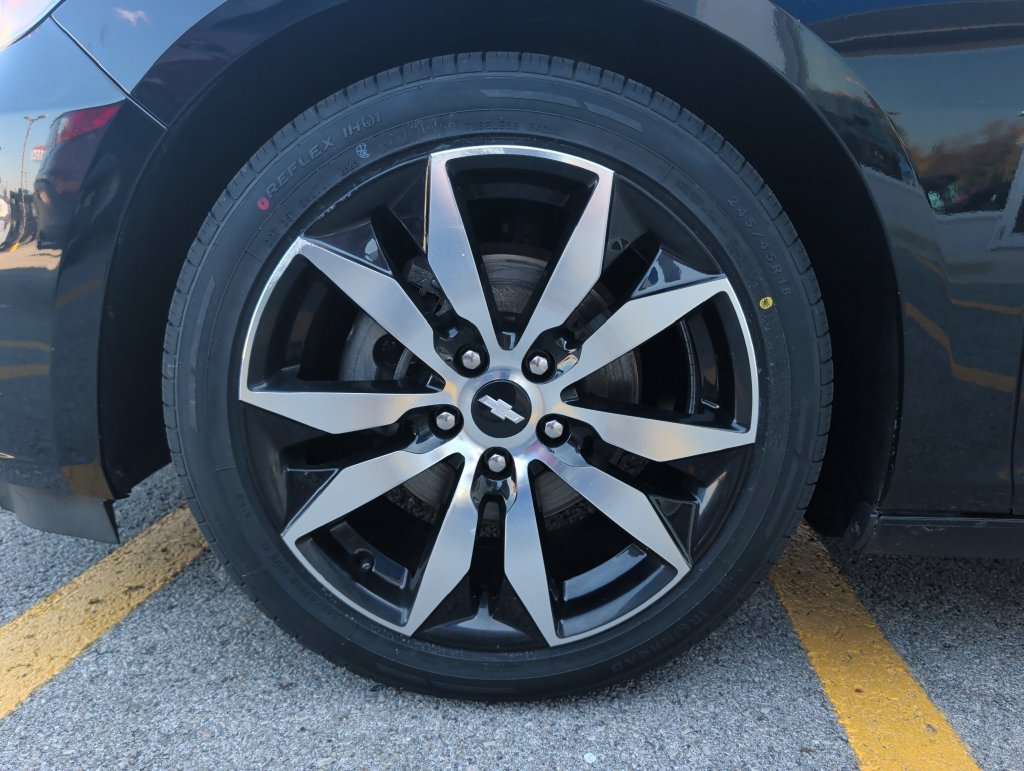 Used 2017 Chevrolet Malibu LT w/ Leather Package FWD image 4