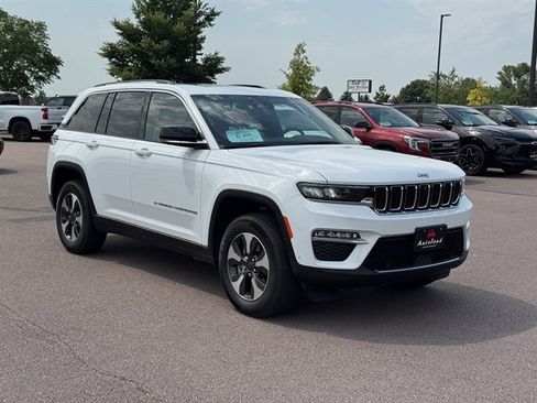 Used 2022 Jeep Grand Cherokee Limited 4xe w/ Luxury Tech Group II AWD/4WD image 3