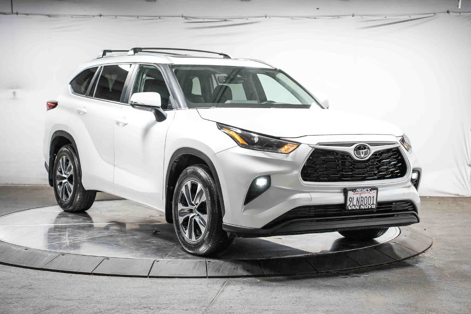 Used 2024 Toyota Highlander XLE FWD image 3