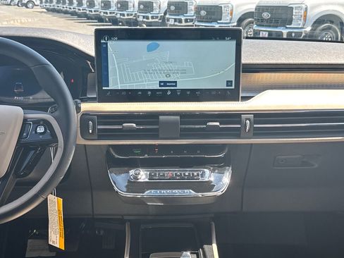 New 2026 Lincoln Corsair Premiere image 17