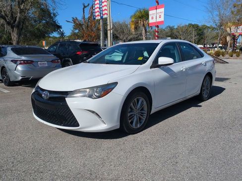 Used 2016 Toyota Camry SE image 2