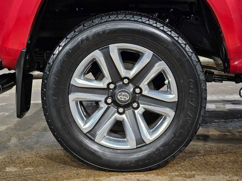 Used 2017 Toyota Tacoma Limited image 17