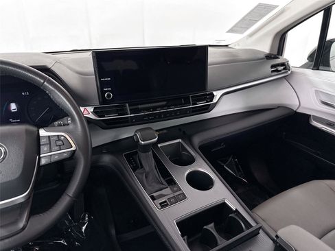 Certified 2025 Toyota Sienna XLE image 35
