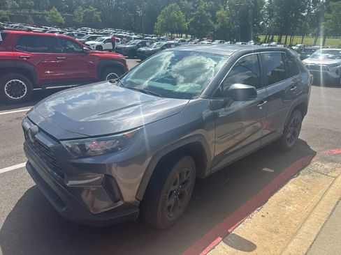 Used 2022 Toyota RAV4 LE FWD image 2