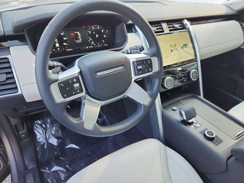 Used 2025 Land Rover Discovery S image 15