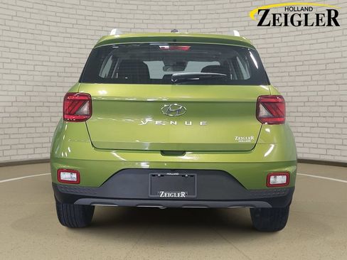 Certified 2024 Hyundai Venue SEL FWD image 6