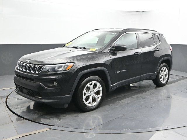 Used 2024 Jeep Compass Latitude AWD/4WD image 7