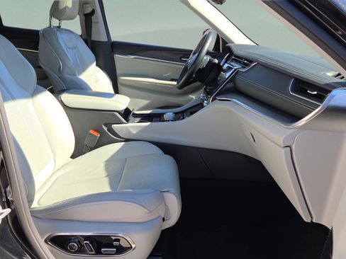 Used 2023 Jeep Grand Cherokee Overland w/ Adv Protech Group III image 10