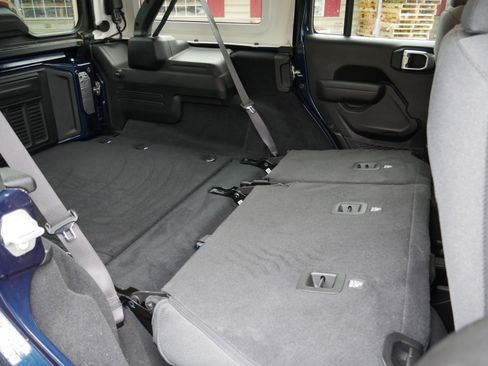 Used 2025 Jeep Wrangler Sport S image 26