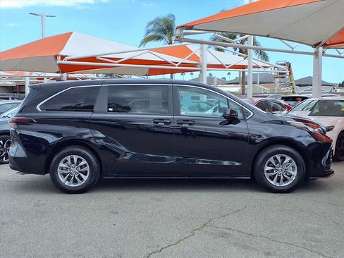 Certified 2025 Toyota Sienna LE FWD image 3