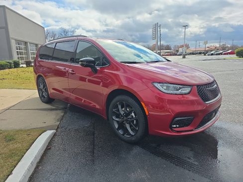 New 2026 Chrysler Pacifica Select w/ S Appearance Package image 3