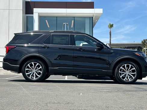 New 2026 Ford Explorer ST-Line RWD image 2