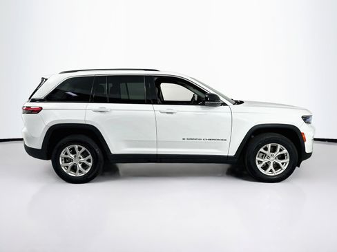 Used 2023 Jeep Grand Cherokee Limited w/ Trailer Tow Prep Group (B) AWD/4WD image 4