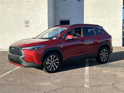 Used 2022 Toyota Corolla Cross XLE image 3