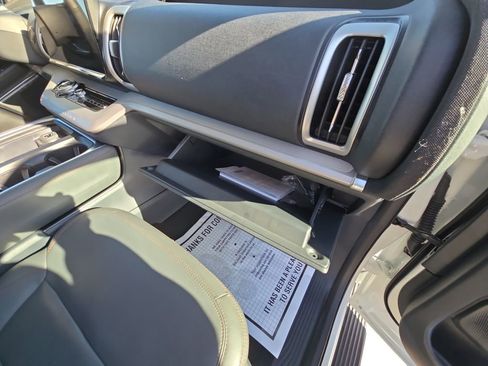 Used 2025 Ford Expedition Active image 17